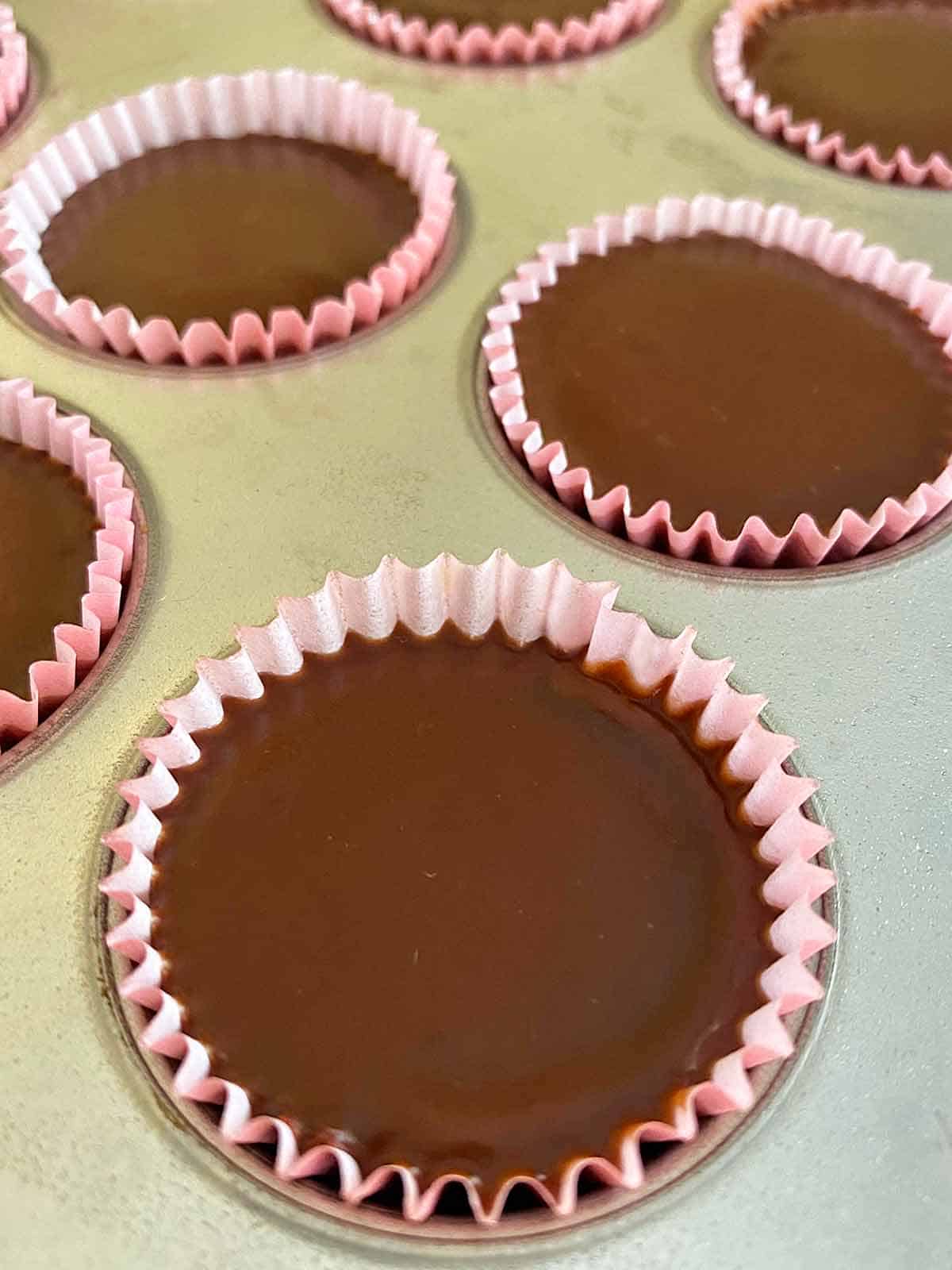 Finished flourless mini chocolate cakes topped with ganache glaze.